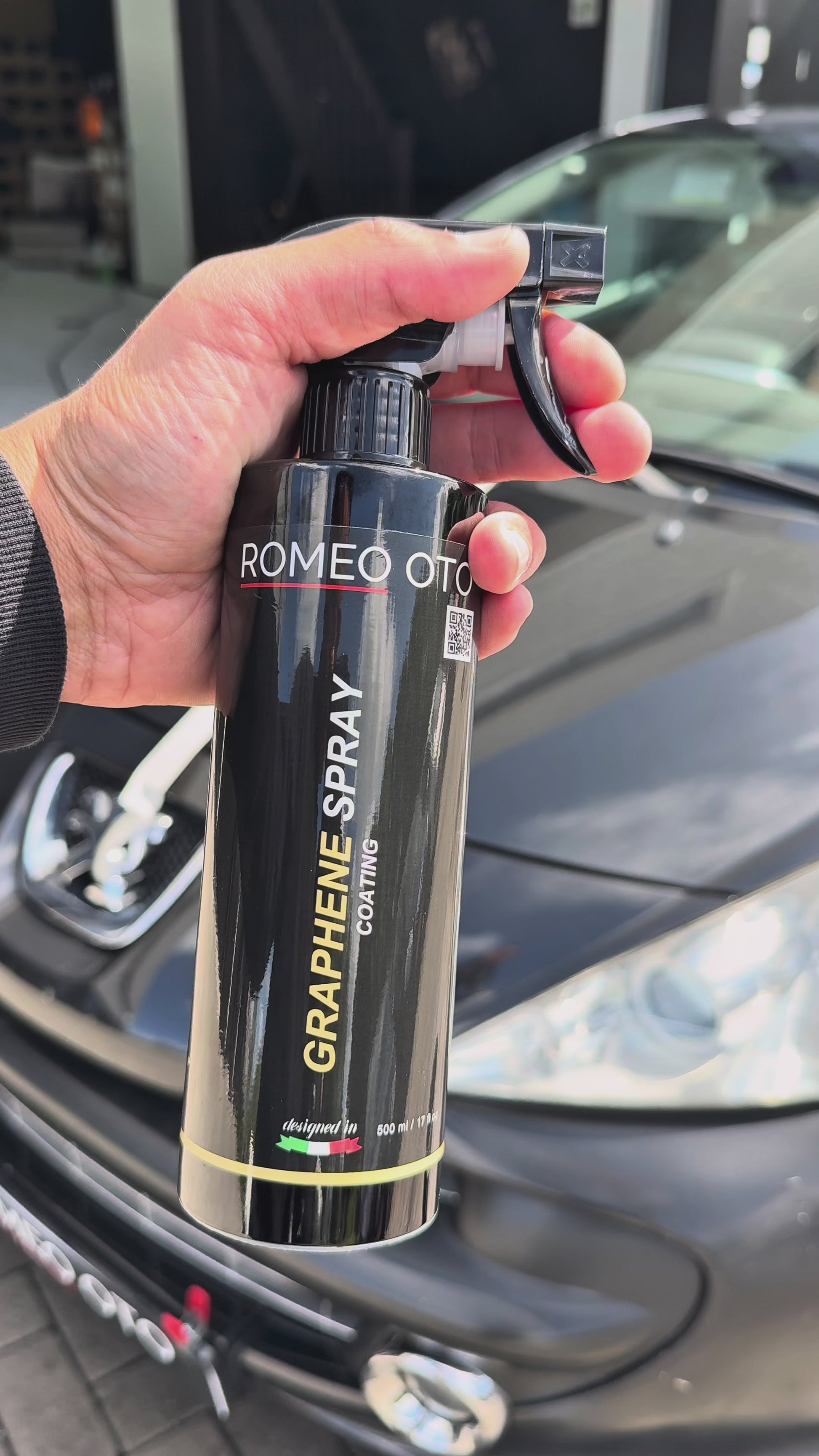 Graphene coating spray gebruikt op motorkap van auto