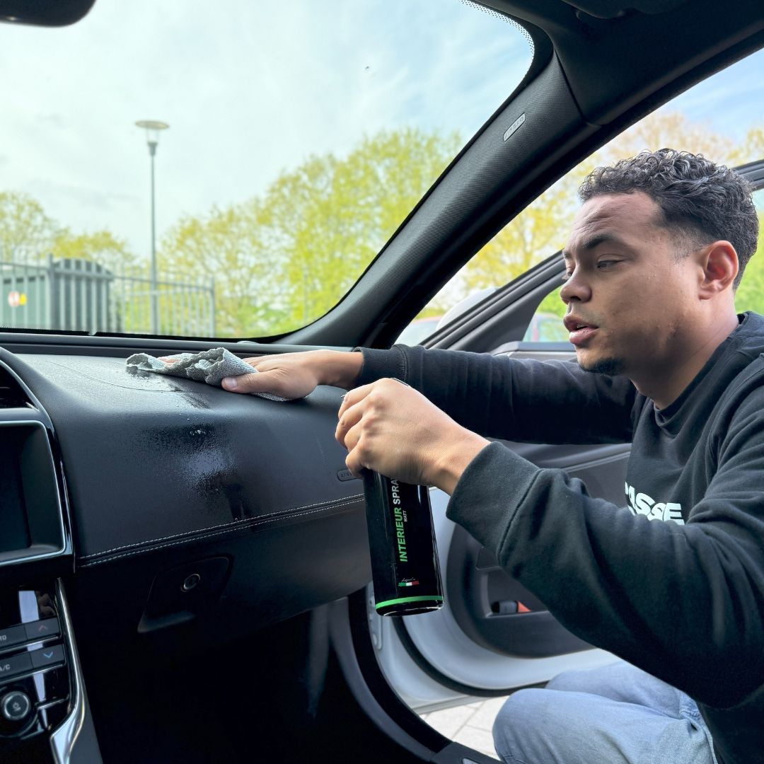 romeo-oto-interieur-spray-dashboard-reiniging