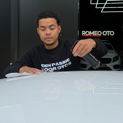 Aanbrengen van ROMEO OTO Graphene Spray met microvezeldoek